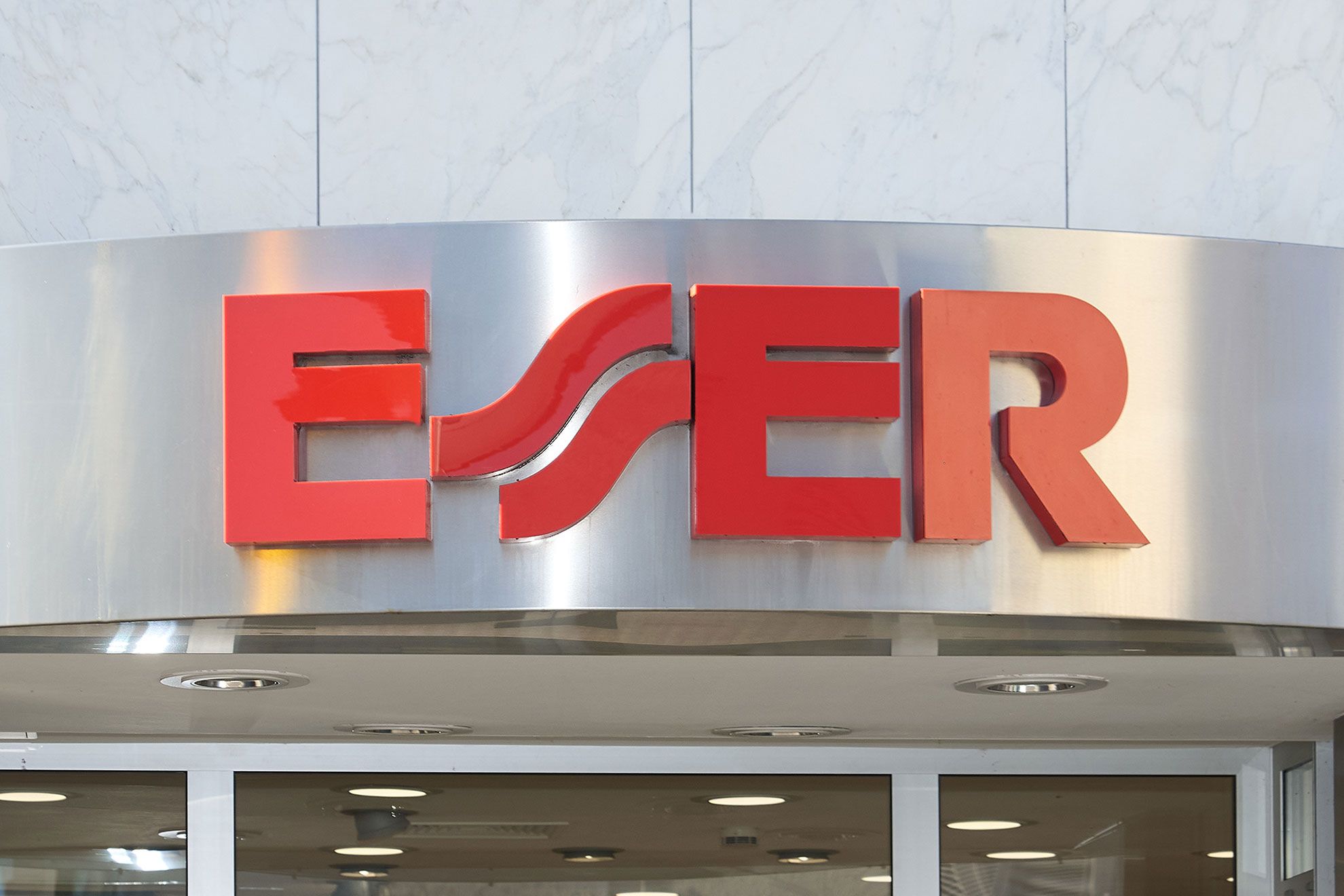 Fassade Apotheke Esser mit dem roten Esser-Logo