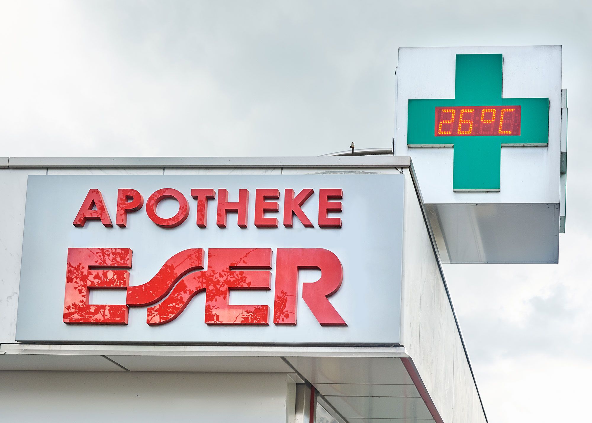 Ausschnitt Aussenfassade mit Logo Apotheke Esser