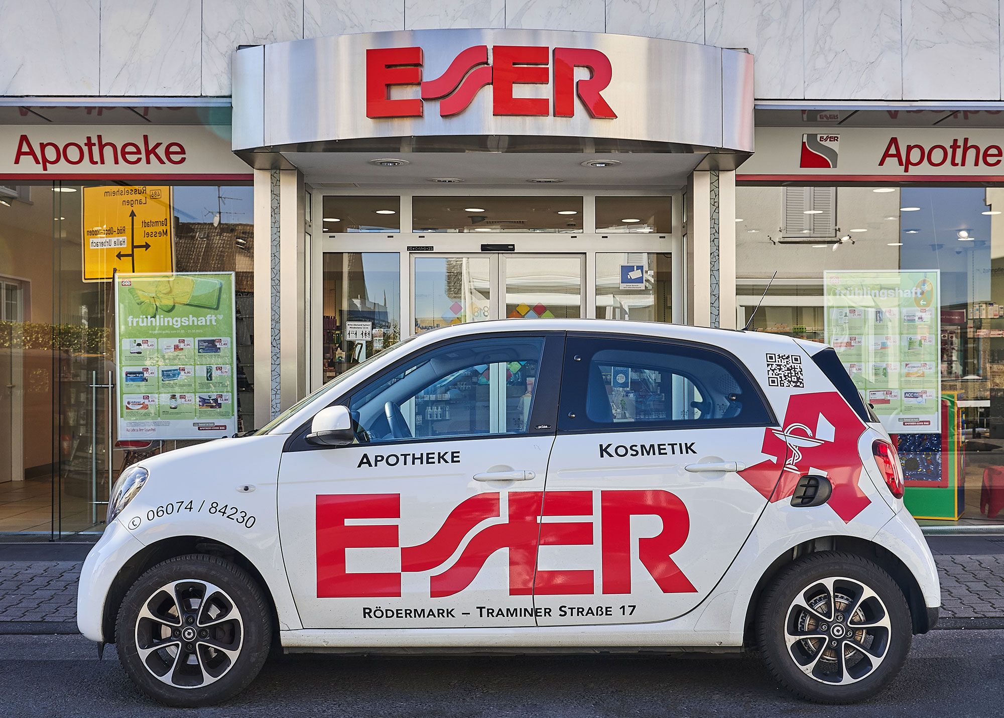 Weißes Botenfahrzeug vor der Apotheke Esser